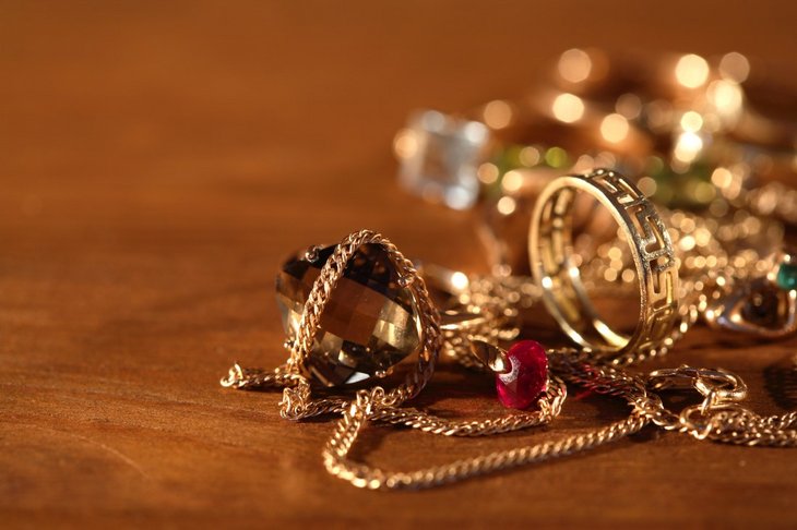 Forskellige smykker på et bord